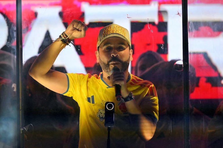 Colombia's presidential candidate Abelardo de la Espriella, of the Salvadores de la Patria movement, speaks to supporters behind bulletproof glass after a quick count of votes in the presidential election at the Ventana al Mundo monument in Barranquilla, Colombia, on May 31, 2026. Colombia's presidential election appeared headed for a runoff between leftist Ivan Cepeda and hard-right Abelardo de la Espriella on May 31, presenting voters with a stark choice between peace talks and a militarized crackdown. (Photo by Rodrigo BUENDIA / AFP)