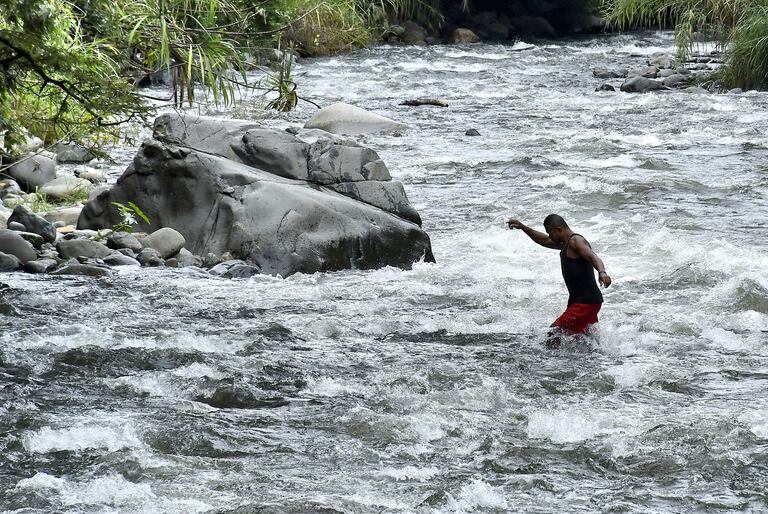 Los diferentes organismos de seguridad de la ciudad como son, los Guardas de transito , Bomberos y la Policia Nacional, Hacen presencia en uno de los lugares mas concurrido por estos primeros días del año, para vigilar de primera mano el comportamiento de las personas que visitan al rio Pance. Fotos Raúl Palacios El País.