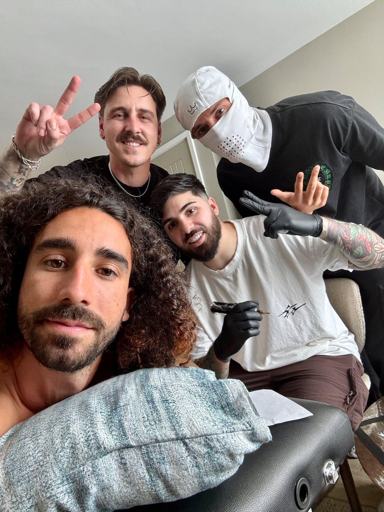 El futbolista español plasmó en su brazo la imagen del seleccionador con el trofeo.