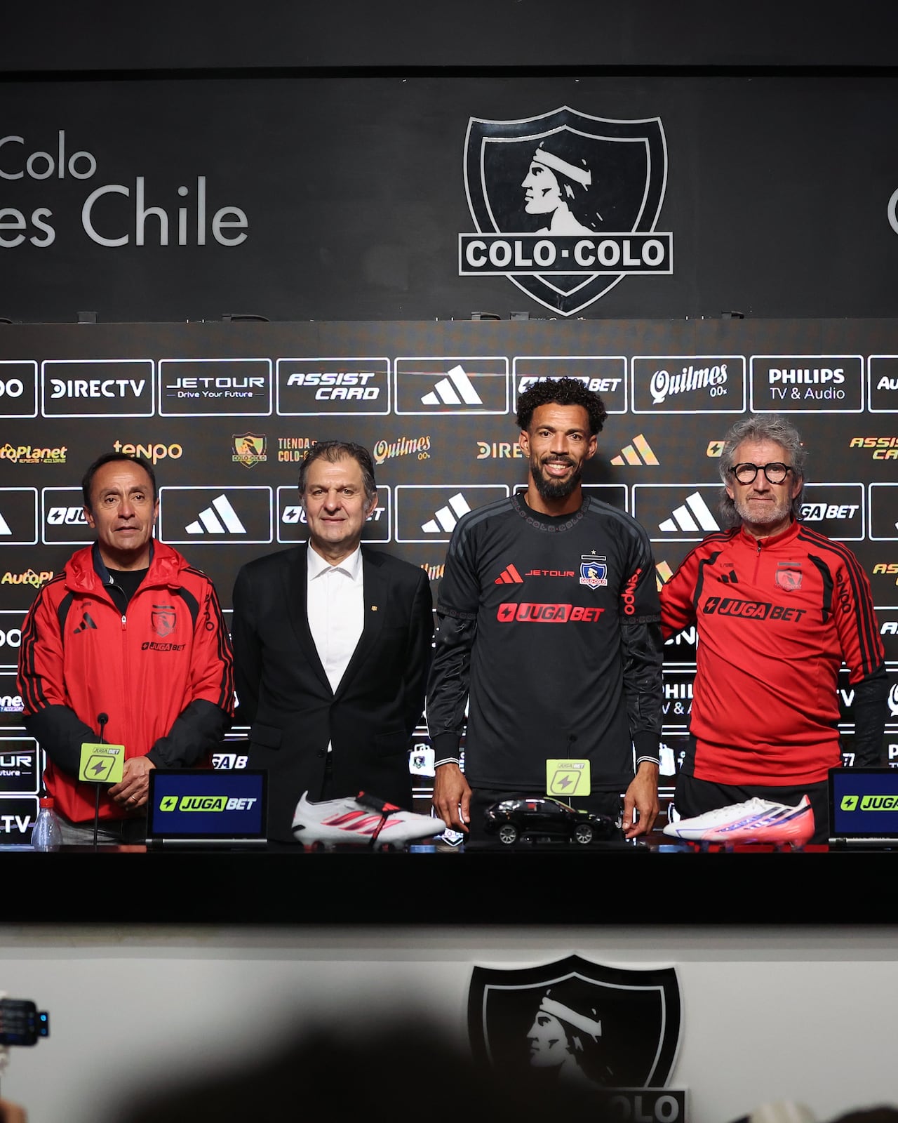 Vozinha (segundo de derecha a izquierda) en su presentación como jugador de Colo-Colo de Chile.