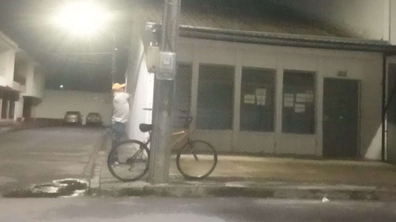 Como Gerardo Gómez, más de setenta abuelos llegan desde la 4:00 de la madrugada a este dispensarios con la esperanza de recibir la droga recetadas por los médicos tratantes