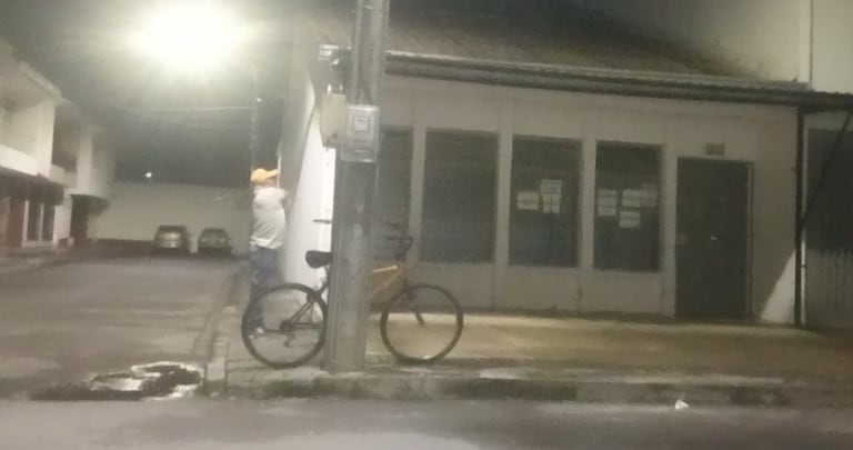 Como Gerardo Gómez, más de setenta abuelos llegan desde la 4:00 de la madrugada a este dispensarios con la esperanza de recibir la droga recetadas por los médicos tratantes