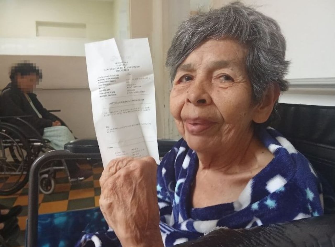 "Tengo una colección de papelitos donde Mennar me dice que por falta de contratación con la Nueva EPS no me da el medicamento", expresa la adulta mayor, María Nelly Cortes.