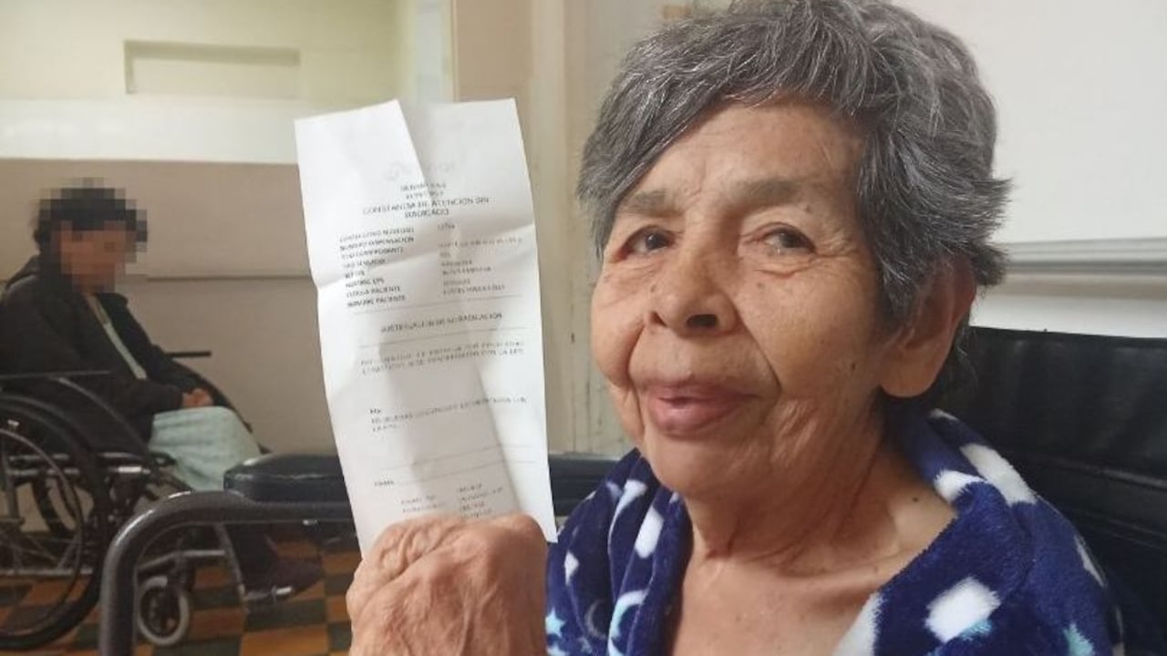 "Tengo una colección de papelitos donde Mennar me dice que por falta de contratación con la Nueva EPS no me da el medicamento", expresa la adulta mayor, María Nelly Cortes.