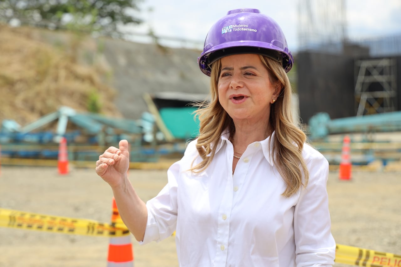 La Ministra de Transporte, Elsa Noguera, encabezó el recorrido de inspección por las obras de la doble calzada.