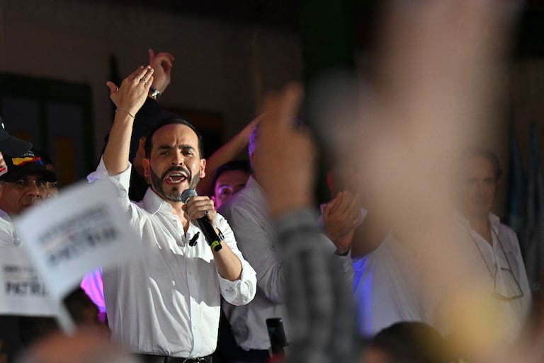 El candidato presidencial de derecha Abelardo de la Espriella pronuncia un discurso durante un mitin de campaña en Cali, Colombia, el 10 de septiembre de 2025