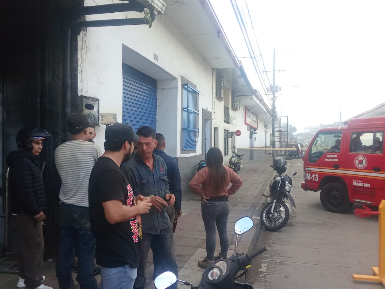 Bomberos y voluntarios acordonaron la zona sobre la carrera tercera entre calles 9 y 10 para evitar nuevos ataques mientras avanzaban las labores de atención.