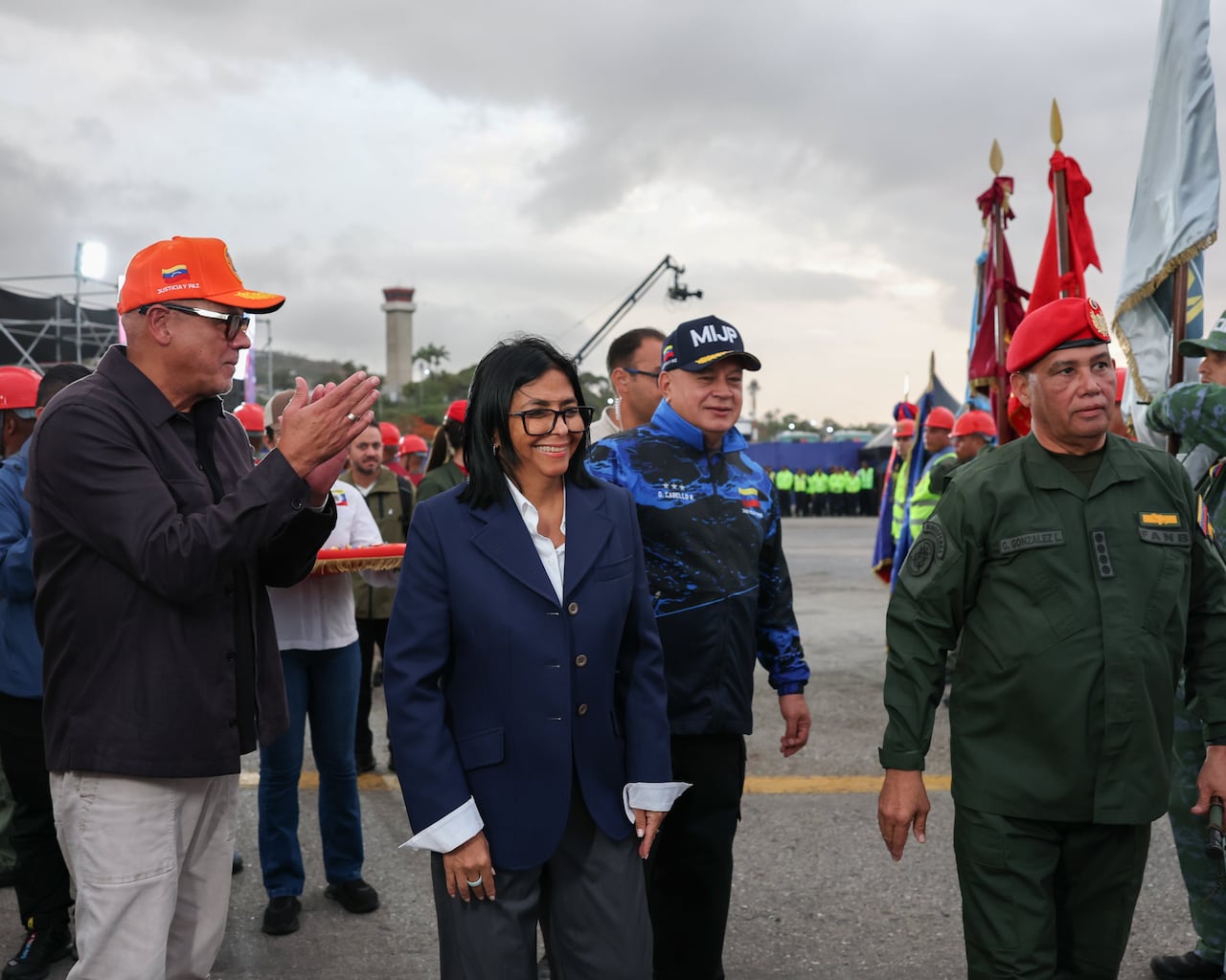 La presidenta encargada entregó reconocimientos a rescatistas.