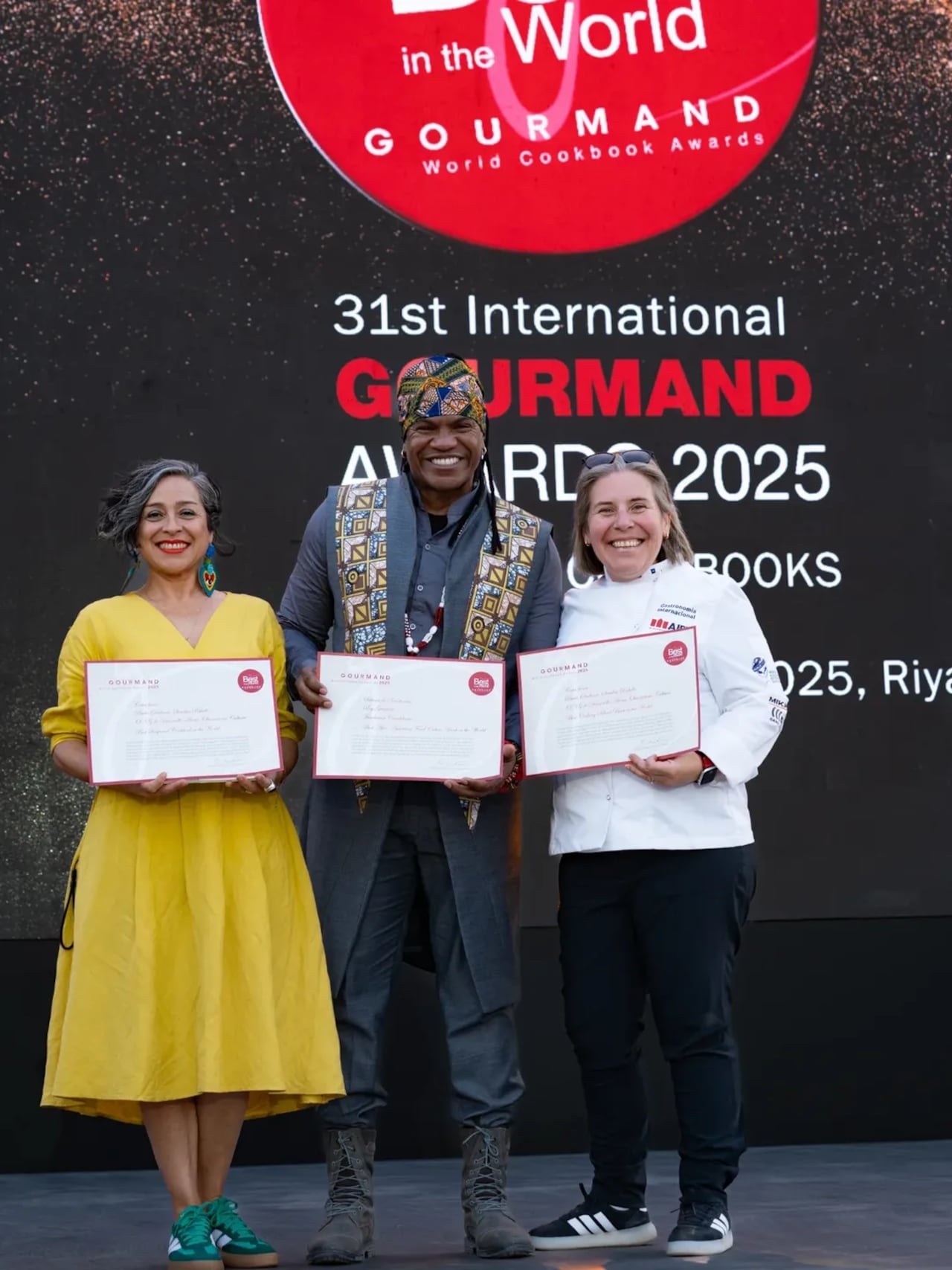 Rey Guerrero es el autor de Sabores de resistencia, la cocina de Rey Guerrero, una obra reconocida en los Gourmand World Cookbook Awards.