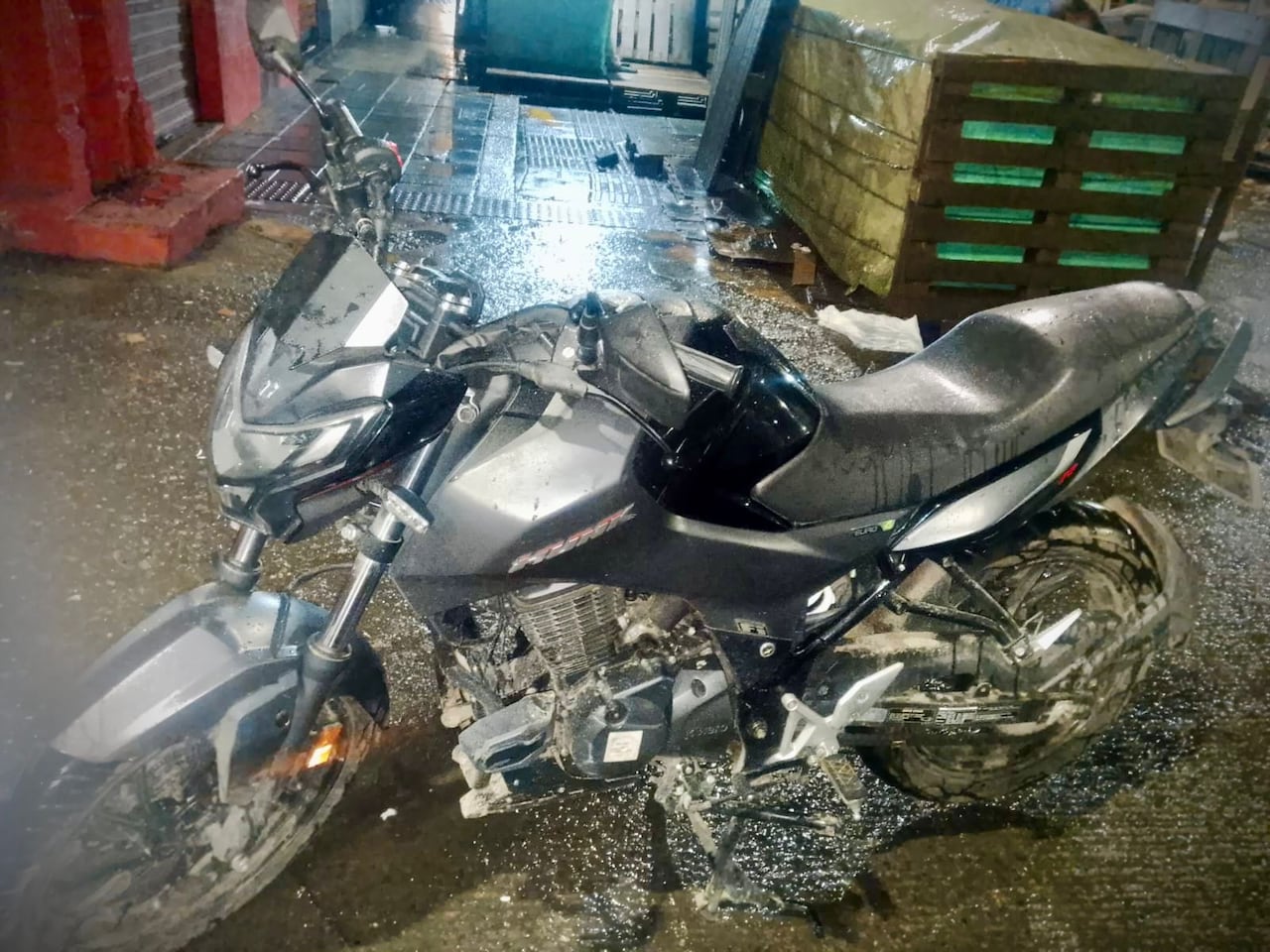 Uniformados de la Policía Nacional realizan labores de inspección y control durante los operativos de patrullaje que permitieron la recuperación de automotores robados en la capital caucana.