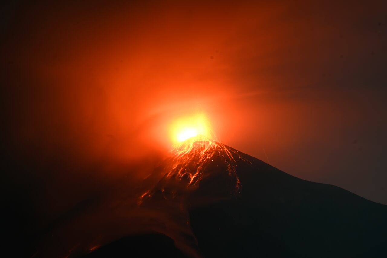El volcán de Fuego, visto desde Alotenango, municipio del departamento de Sacatepéquez a 65 kilómetros al suroeste de Ciudad de Guatemala, entra en erupción el 11 de diciembre de 2022. (Foto de Johan ORDONEZ / AFP)