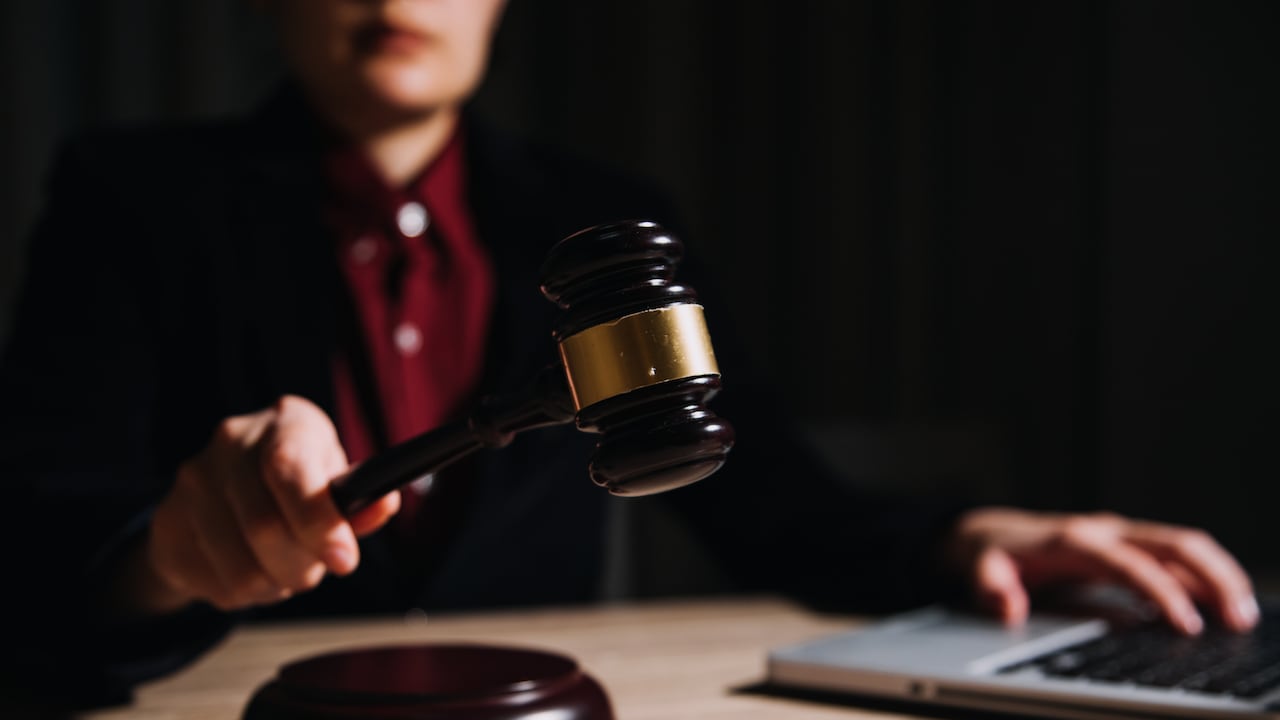 La jueza enfatizó que, como garante del proceso, no podía avalar un acuerdo sin una justificación detallada y transparente.