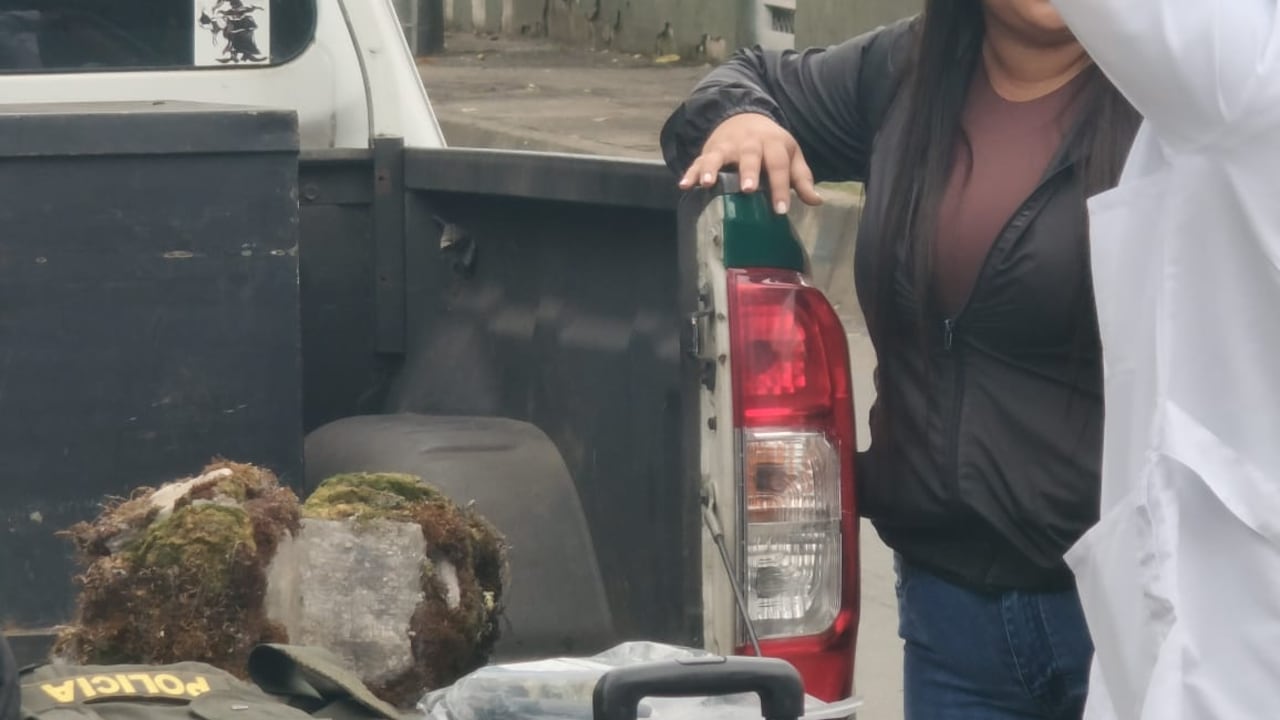 Expertos en explosivos de la Policía Metropolitana de Cali inspeccionan la escena, donde se hallaron rastros de TNT y otros materiales aún sin identificar.