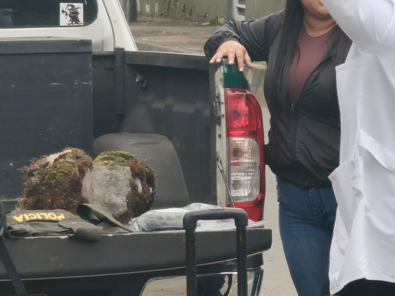 Expertos en explosivos de la Policía Metropolitana de Cali inspeccionan la escena, donde se hallaron rastros de TNT y otros materiales aún sin identificar.