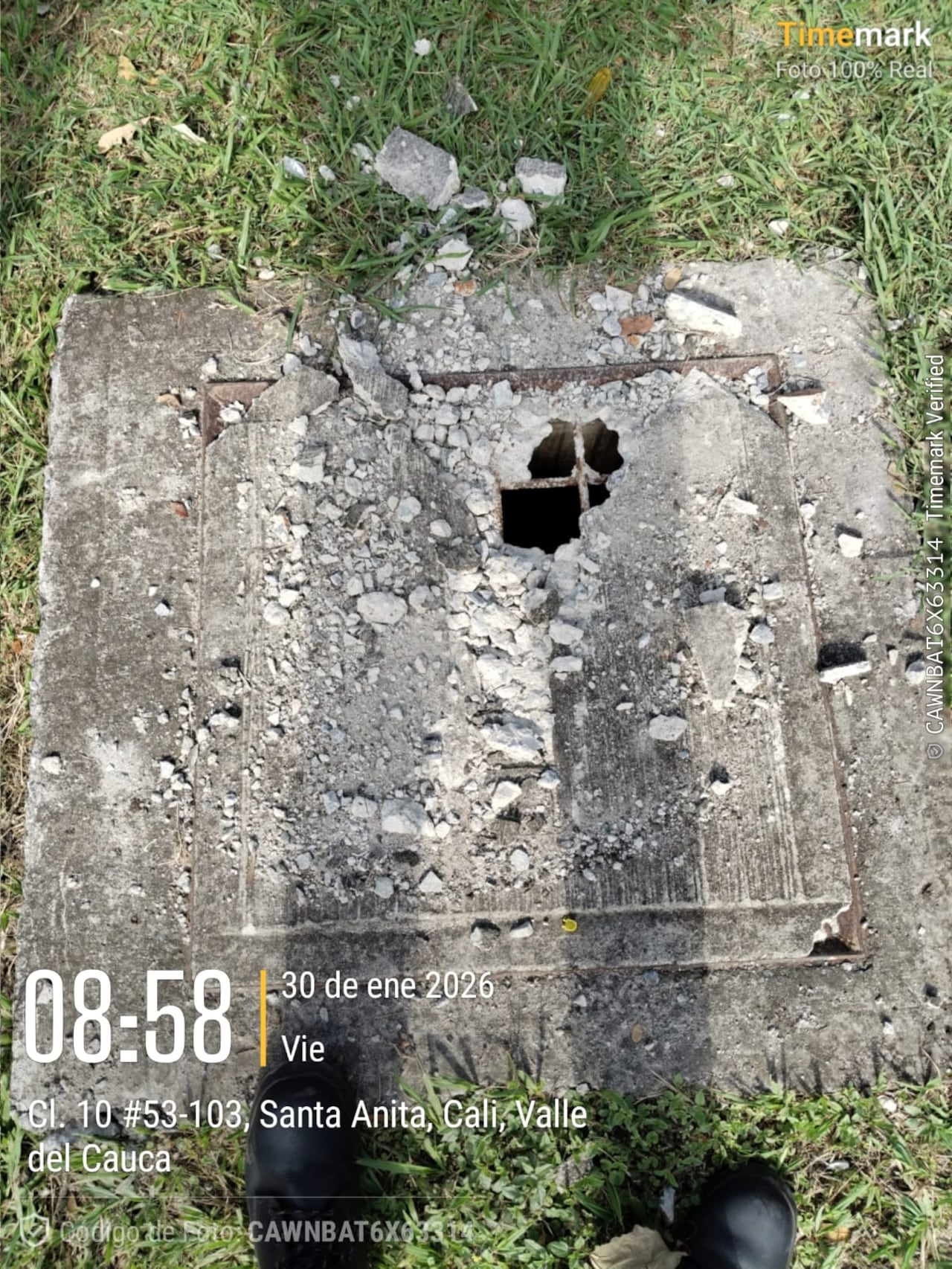 Tapas de las calles con huecos de donde hurtaron el cableado.