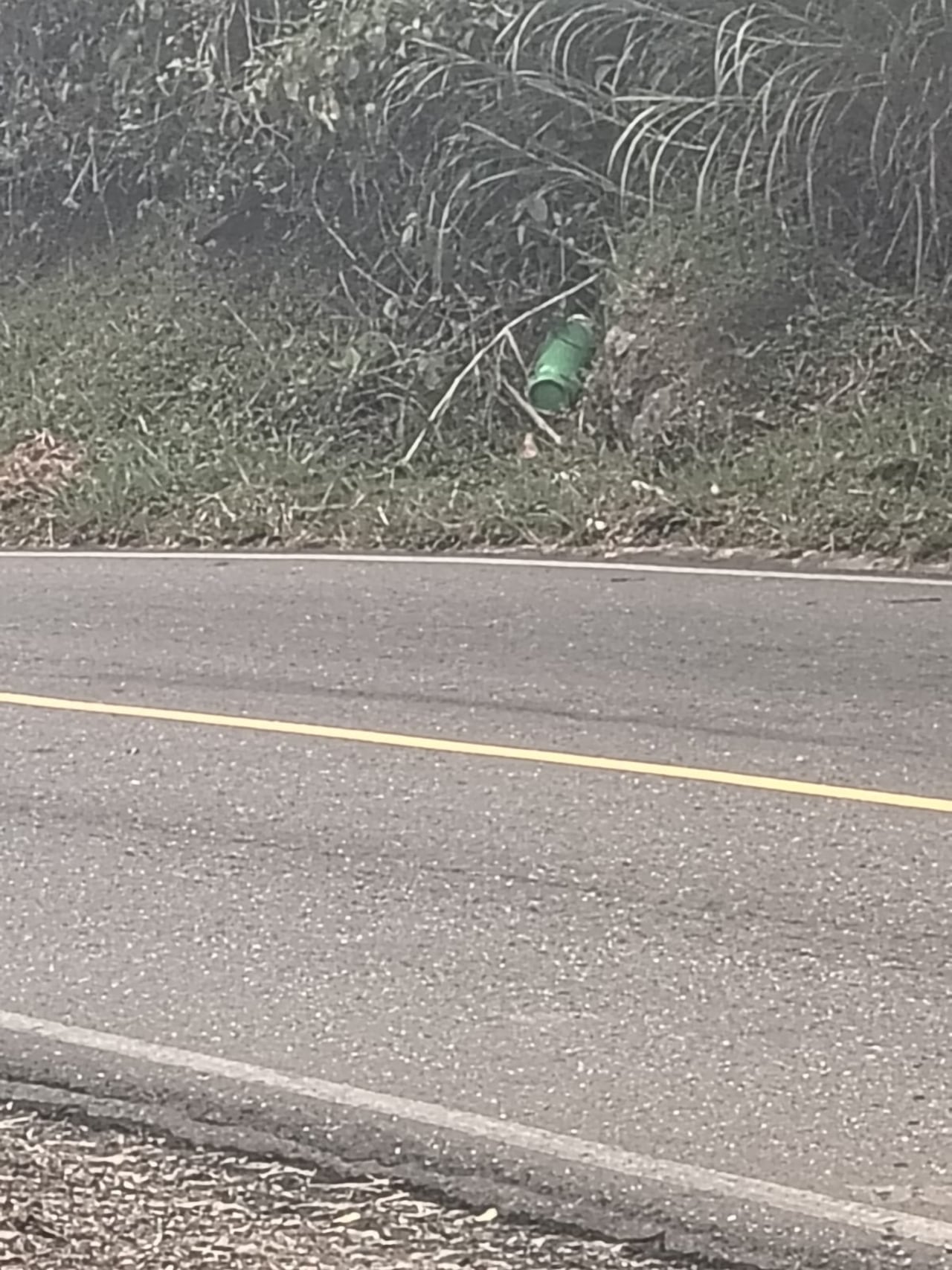 Largas filas de vehículos permanecen detenidas en el sector de Las Piedras, en la vía entre Popayán y Pasto, tras el ataque con explosivos.