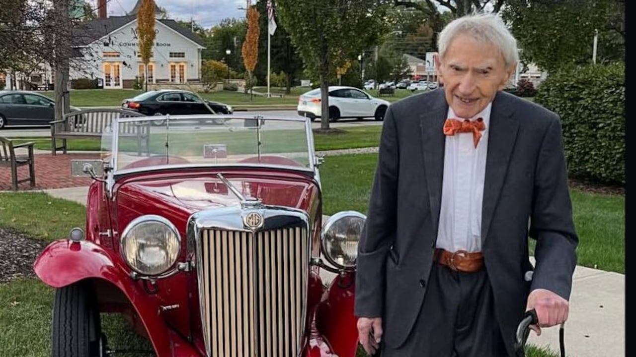 Médico, Howard Tucker