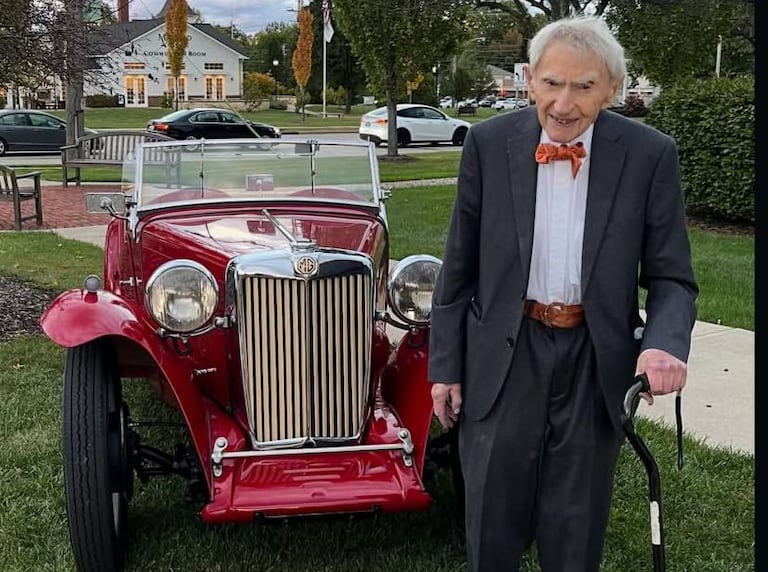 Médico, Howard Tucker