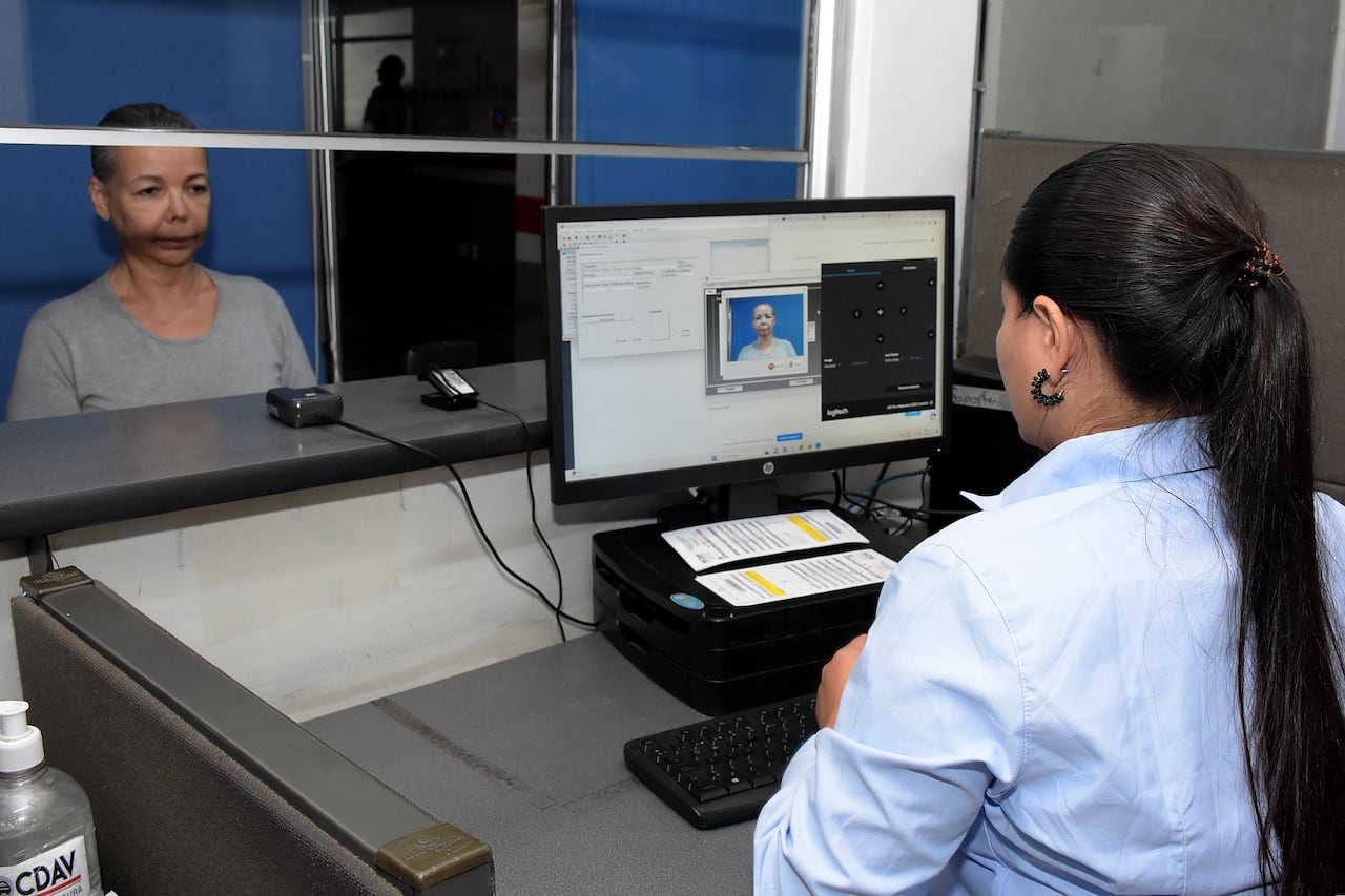 Desde la oficina de licencias del CDAV , Hacen un llamado a la ciudadanía caleña a que se acerquen a renovar las licencias de conducción, Presto que a la fecha solo van 89 mil de las 150 mil que se tenían presupuestadas para el año 2023 y también para que se eviten sanciones en los controles de tránsito por parte de las autoridades.