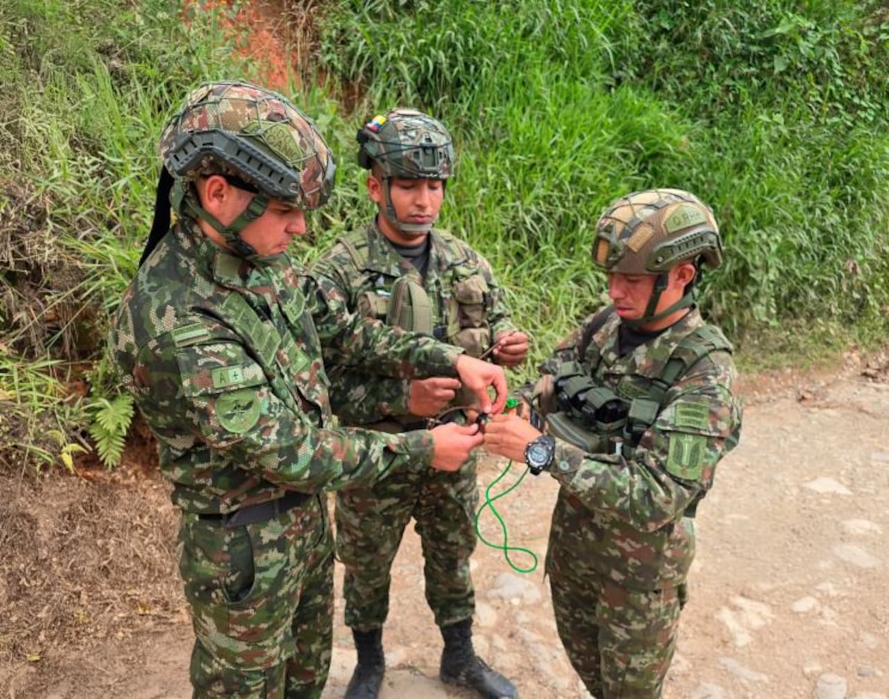 Destruyen más de 100 kilos de artefactos explosivos en el Cañón del Micay, en Cauca.