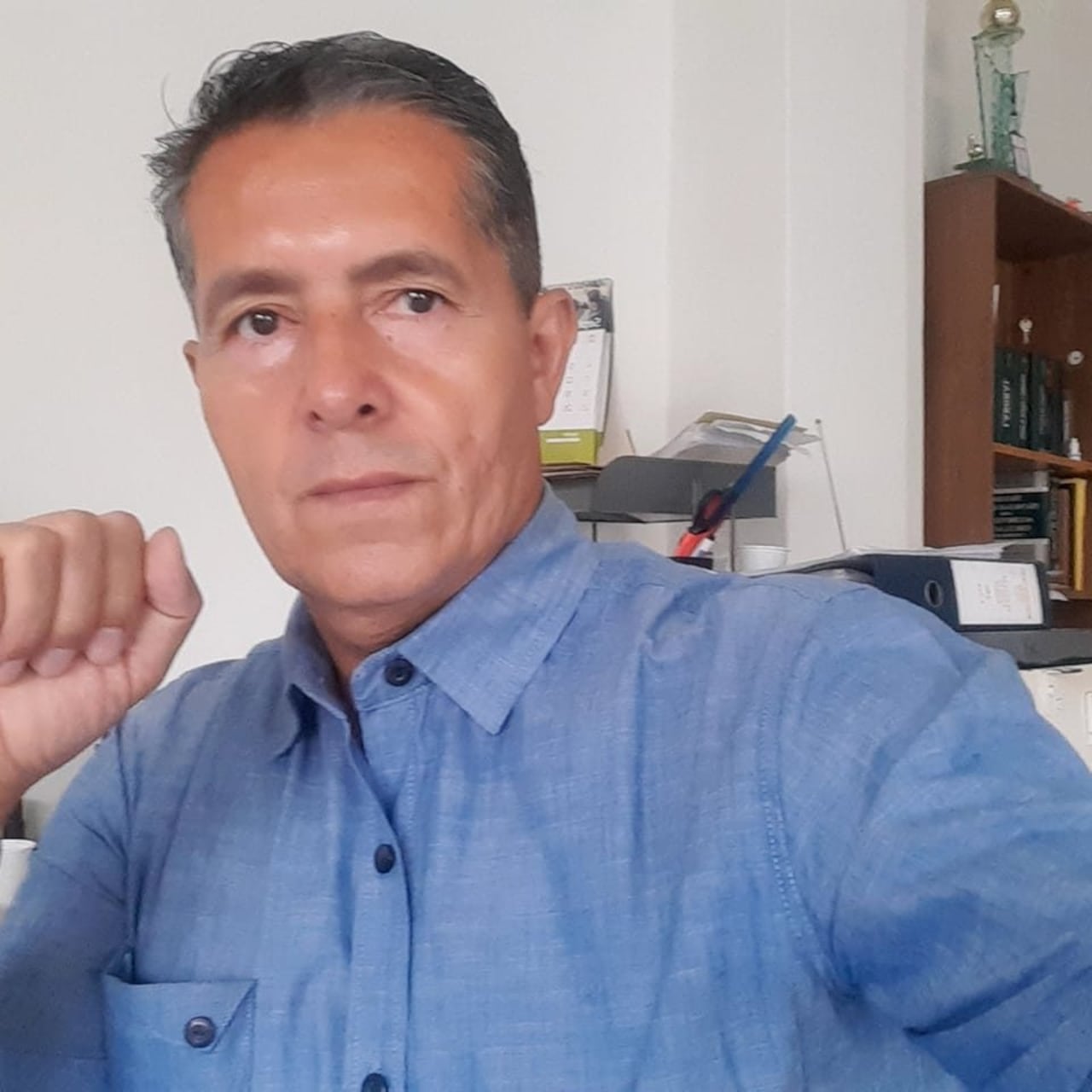 El líder comunitario fue taxista por muchos años. Fruto de su trabajo pudo pagarse su carrera de abogado.