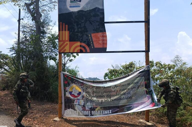 Los uniformados de la Tercera Brigada lograron desmontar vallas alusivas a grupos armados ilegales como el Frente Jaime Martínez, que generaban zozobra en el corregimiento de La Ampudia.