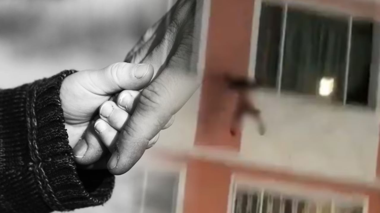 Tras el heroico rescate de la comunidad en el barrio La Gaitana, los familiares del menor de dos años explican cómo llegó hasta la cornisa.