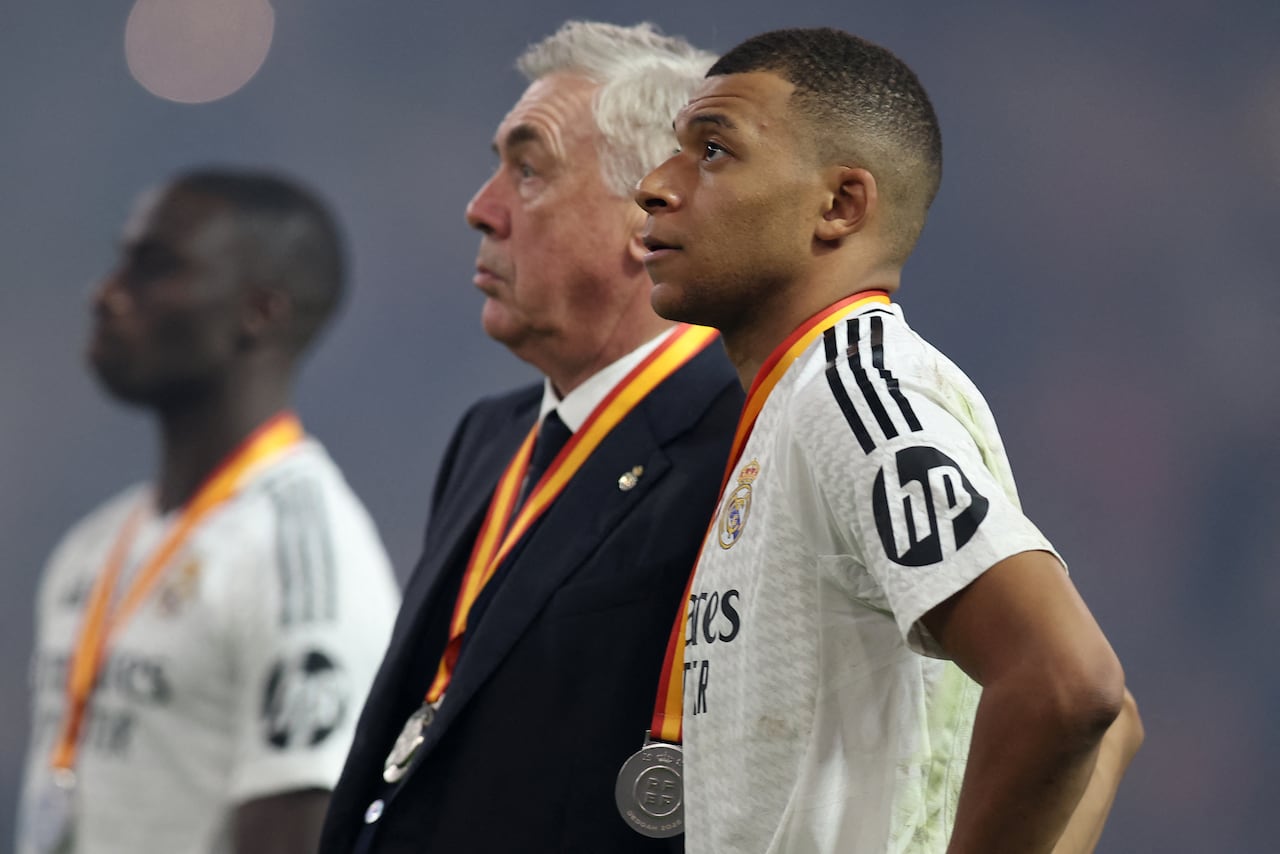 El entrenador italiano del Real Madrid, Carlo Ancelotti, y el delantero francés del Real Madrid #9, Kylian Mbappé, se levantan después de recibir sus medallas al final del partido final de fútbol de la Supercopa de España.