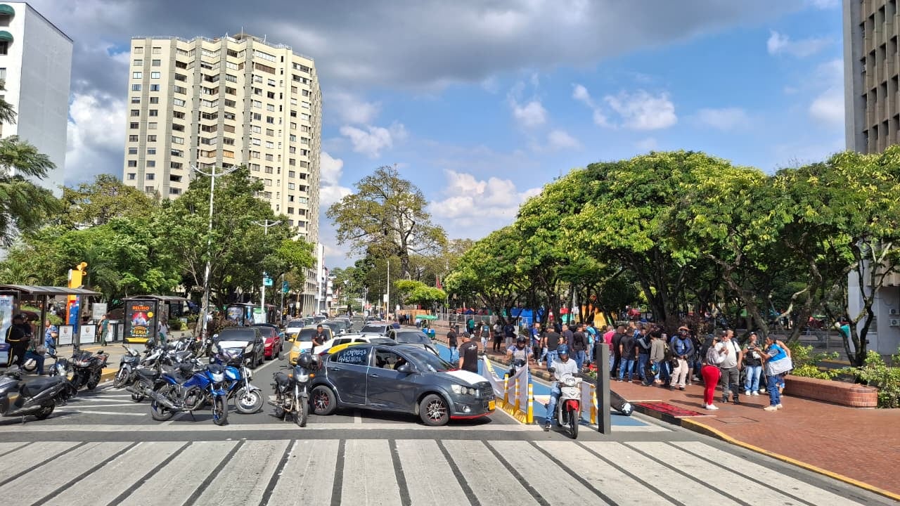 La tarde de este martes 16 de diciembre, un grupo de motociclistas realiza un plantón pacífico en las instalaciones del Centro Administrativo Municipal (CAM), donde permanece concentrado a esta hora para exigir justicia por la muerte de Brayan Steven Yusti. La manifestación se desarrolla mientras los participantes esperan una respuesta oficial de las autoridades frente a los hechos ocurridos la semana pasada durante un procedimiento de tránsito en el sur de la ciudad.