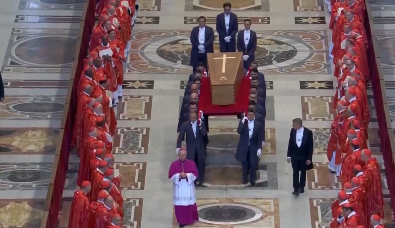 Aplausos y vítores se escucharon en una abarrotada plaza de San Pedro.