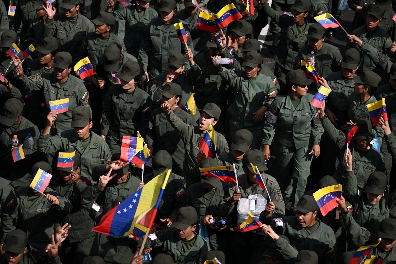 Miembros de la Fuerza Armada Nacional Bolivariana gritan consignas durante una manifestación en apoyo al derrocado presidente venezolano, Nicolás Maduro, y a su esposa, Cilia Flores, en Caracas, el 6 de enero de 2026.