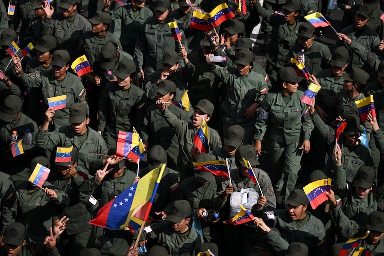 Miembros de la Fuerza Armada Nacional Bolivariana gritan consignas durante una manifestación en apoyo al derrocado presidente venezolano, Nicolás Maduro, y a su esposa, Cilia Flores, en Caracas, el 6 de enero de 2026.