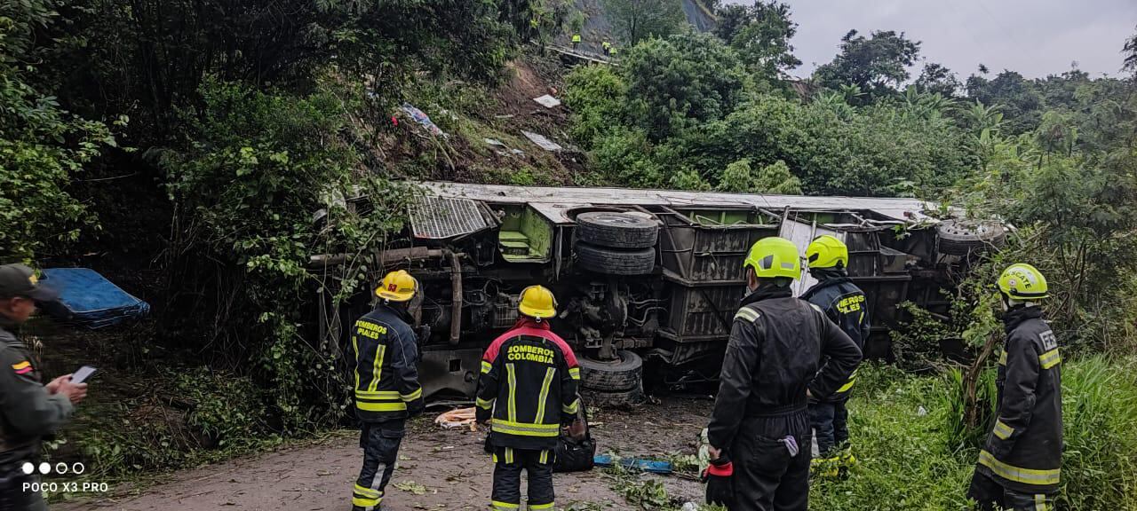 Así terminó el bus que cayó por un precipicio. Más de 40 personas se transportaban en él.