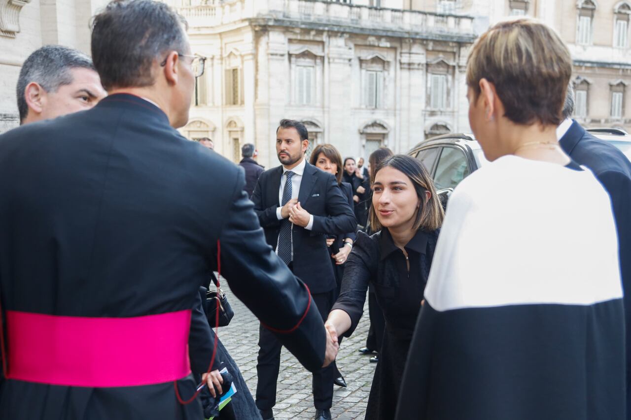 La canciller Laura Sarabia, junto a la primera dama, Verónica Alcocer participan de las honras fúnebres al papa Francisco.