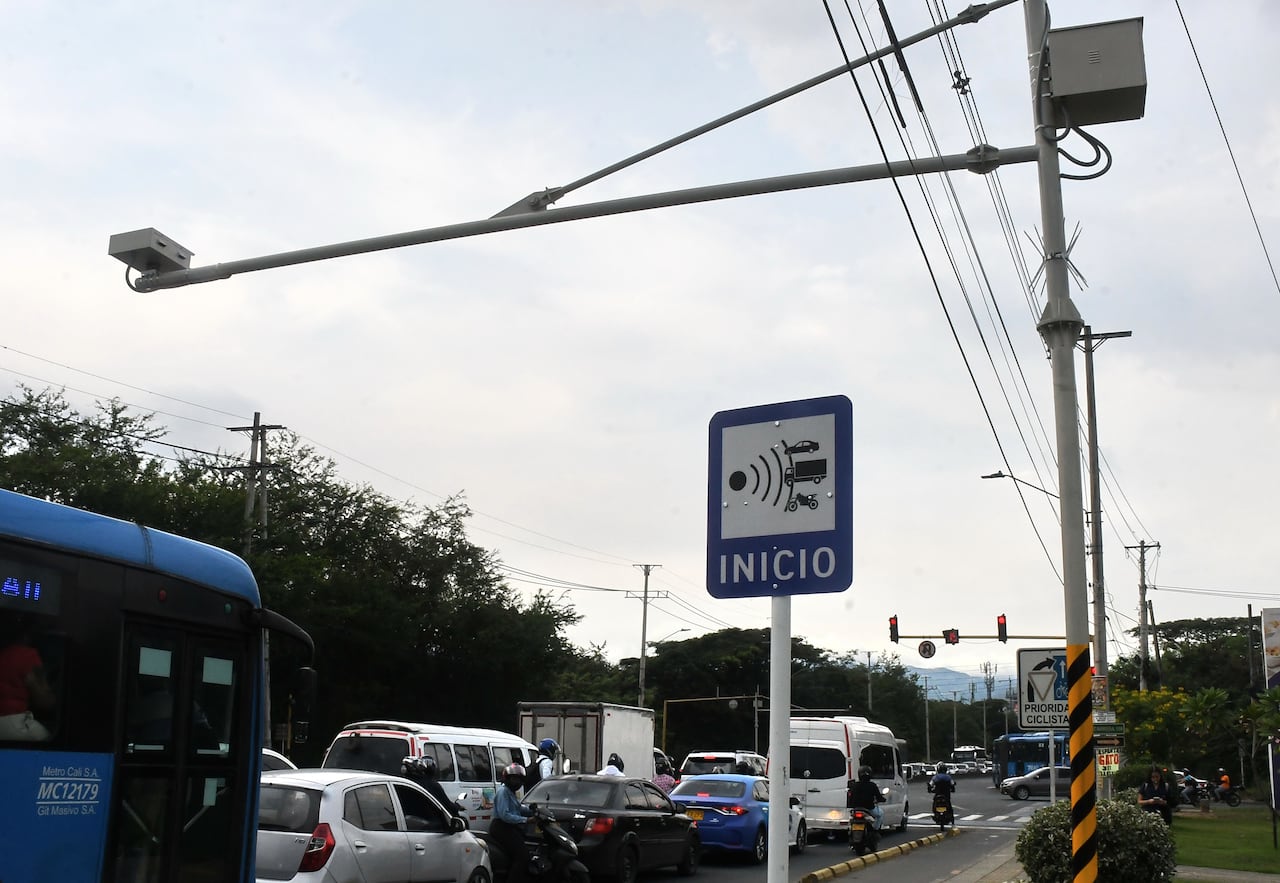 Cali: Instalación de nuevas cámaras de fotomultas en las diferentes vías de la ciudad. Foto José L. Guzmán