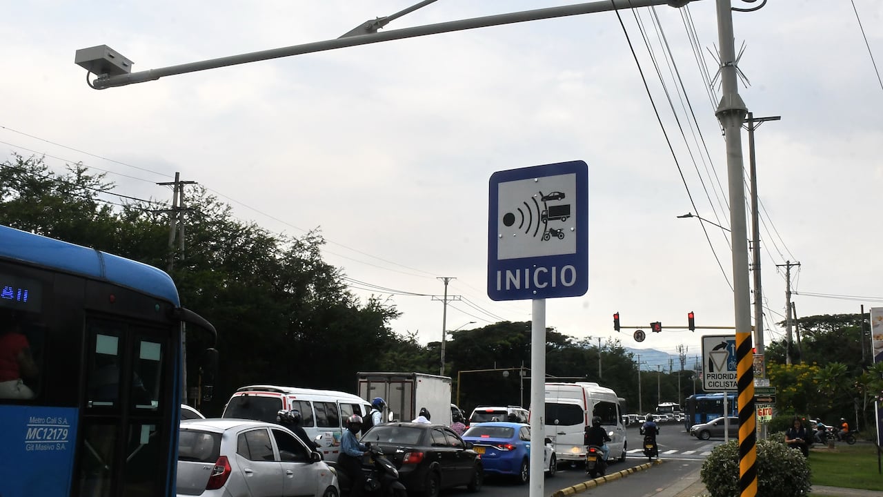 Cali: Instalación de nuevas cámaras de fotomultas en las diferentes vías de la ciudad. Foto José L. Guzmán