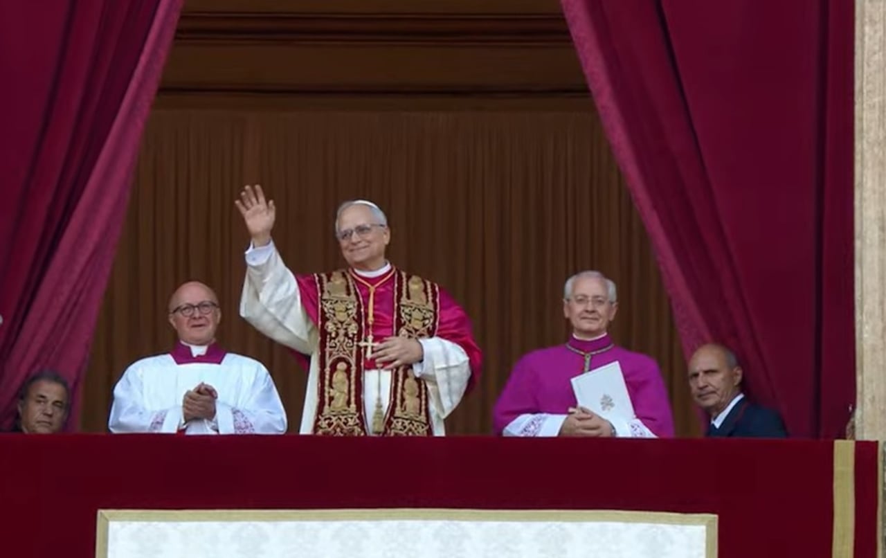 El Papa León XIV saluda a los fieles de la Plaza de San Pedro.