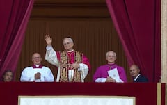 El Papa León XIV saluda a los fieles de la Plaza de San Pedro.