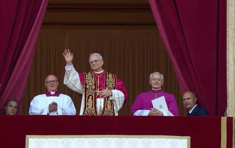 El Papa León XIV saluda a los fieles de la Plaza de San Pedro.