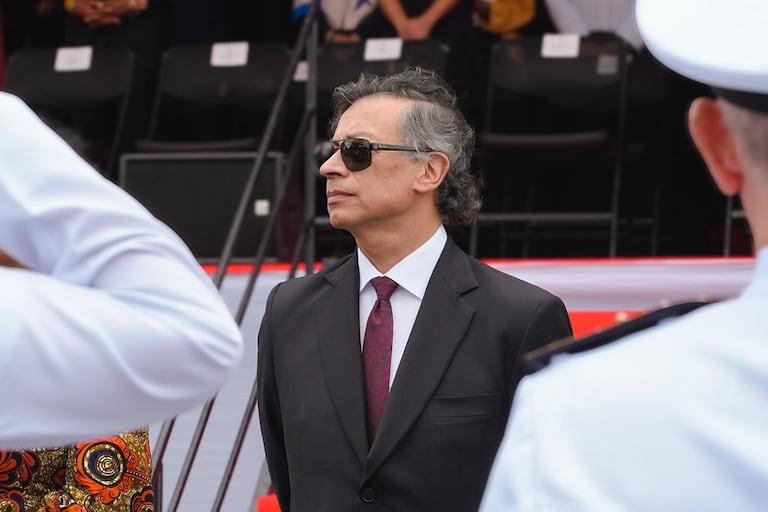 El presidente saliente Gustavo Petro dio un discurso en el desfile militar del 20 de julio.