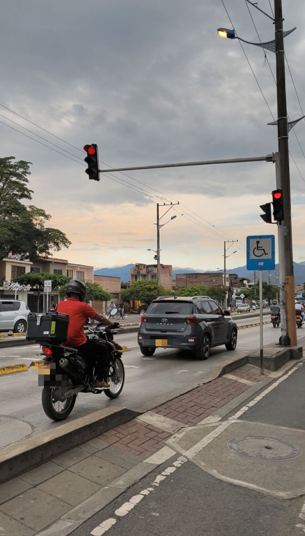 El lente de El País Denuncia captó cómo, incluso con el semáforo en rojo, varios conductores continúan cruzando la intersección sin detenerse.