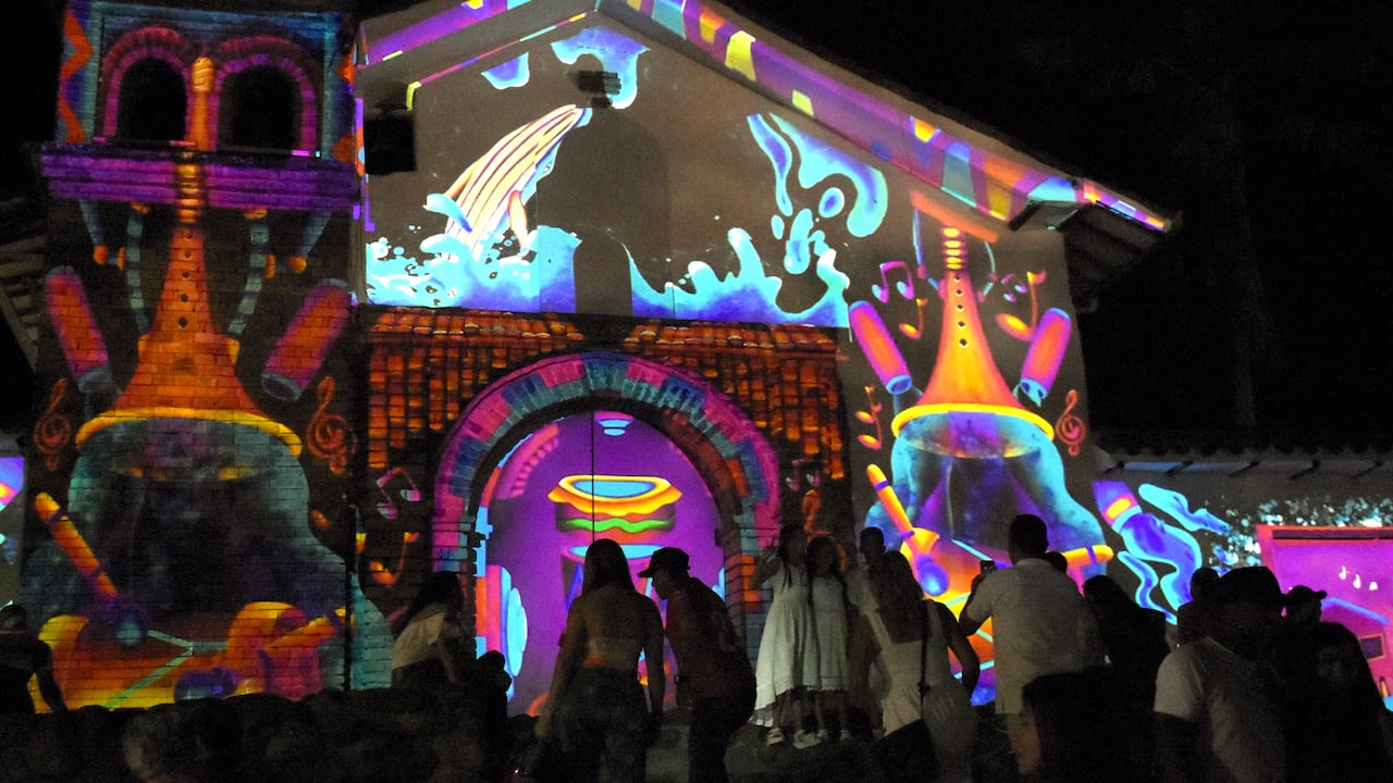 En La Plazoleta de la Capilla de San Antonio, en el Parque Panamericano y en el Parque Central Río Cali (Parque de las Piedras), se realizaron de manera simultánea tres espectáculos tecnológicos para conmemorar los 487 años de la capital vallecaucana.