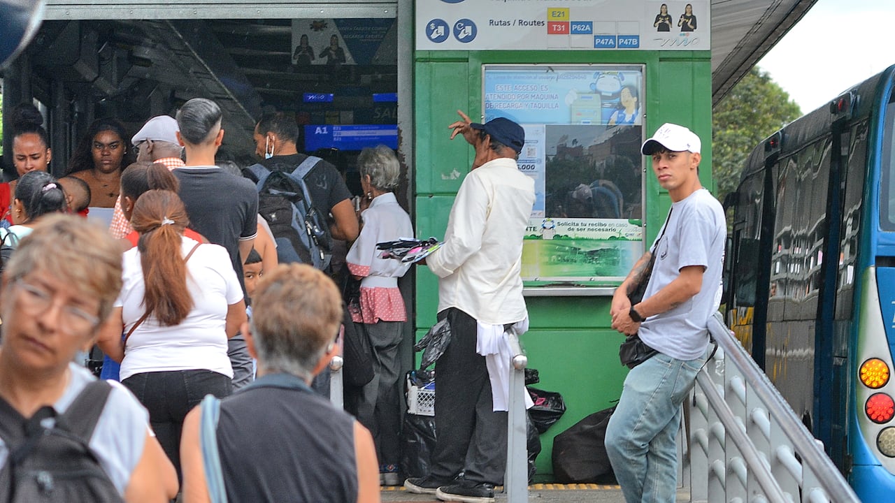 Se ha implementado la sustitución de taquilleras por máquinas de autogestión para la recarga de tarjetas MIO. Estas máquinas permiten a los usuarios recargar sus tarjetas por sí mismos. Foto Jorge Orozco