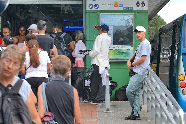 Se ha implementado la sustitución de taquilleras por máquinas de autogestión para la recarga de tarjetas MIO. Estas máquinas permiten a los usuarios recargar sus tarjetas por sí mismos. Foto Jorge Orozco