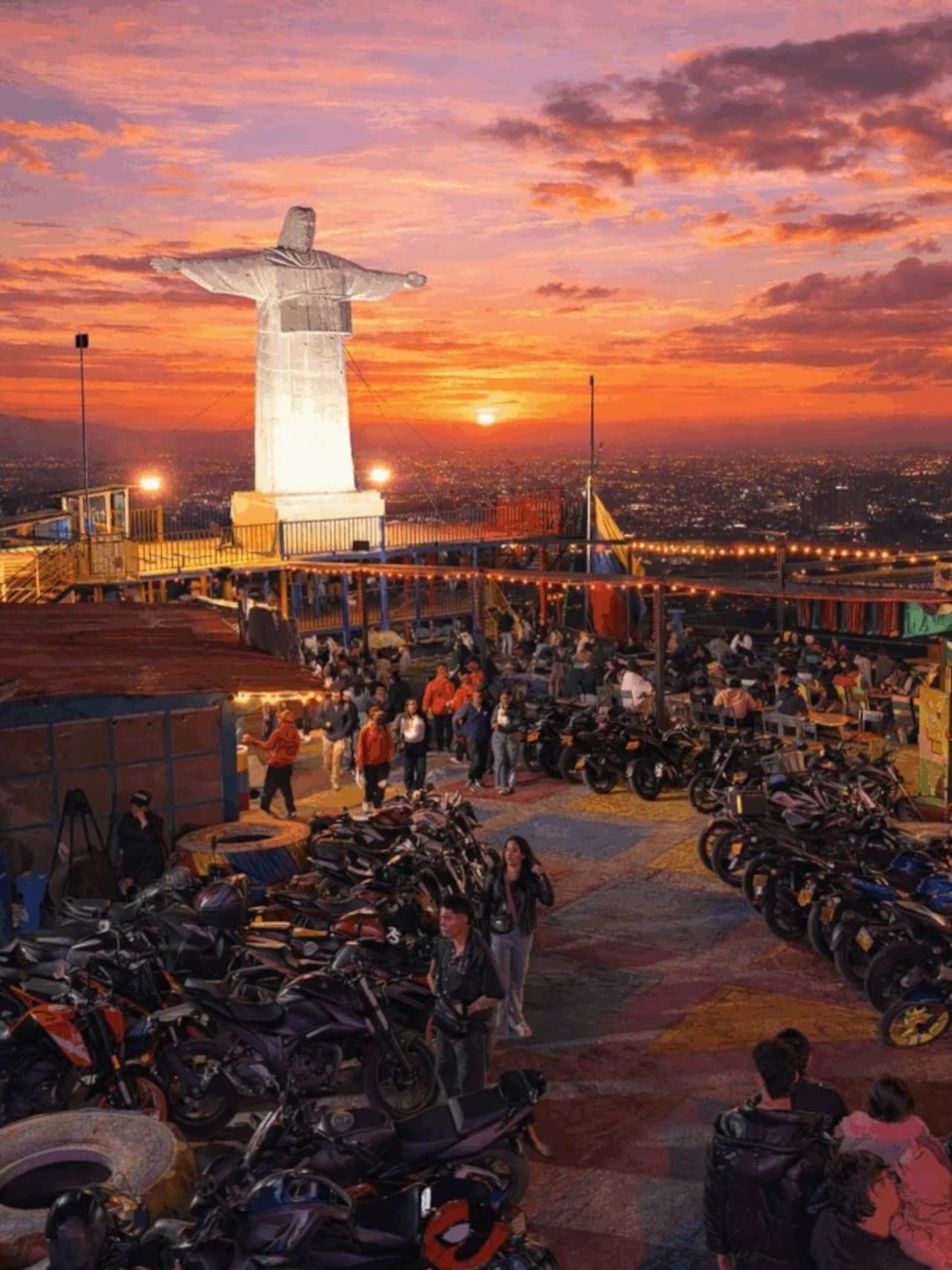 La estatua del Cristo Redentor instalada en el Mirador Cueva del Arco se convirtió en un nuevo atractivo turístico de Bogotá, al ofrecer vistas panorámicas de la ciudad desde un punto elevado del centro de la capital.