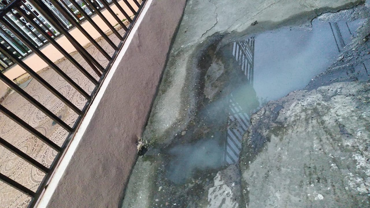 Residentes denuncian que el rebosamiento de aguas residuales desde el antejardín de la vivienda ha generado malos olores y preocupación por posibles afectaciones sanitarias.