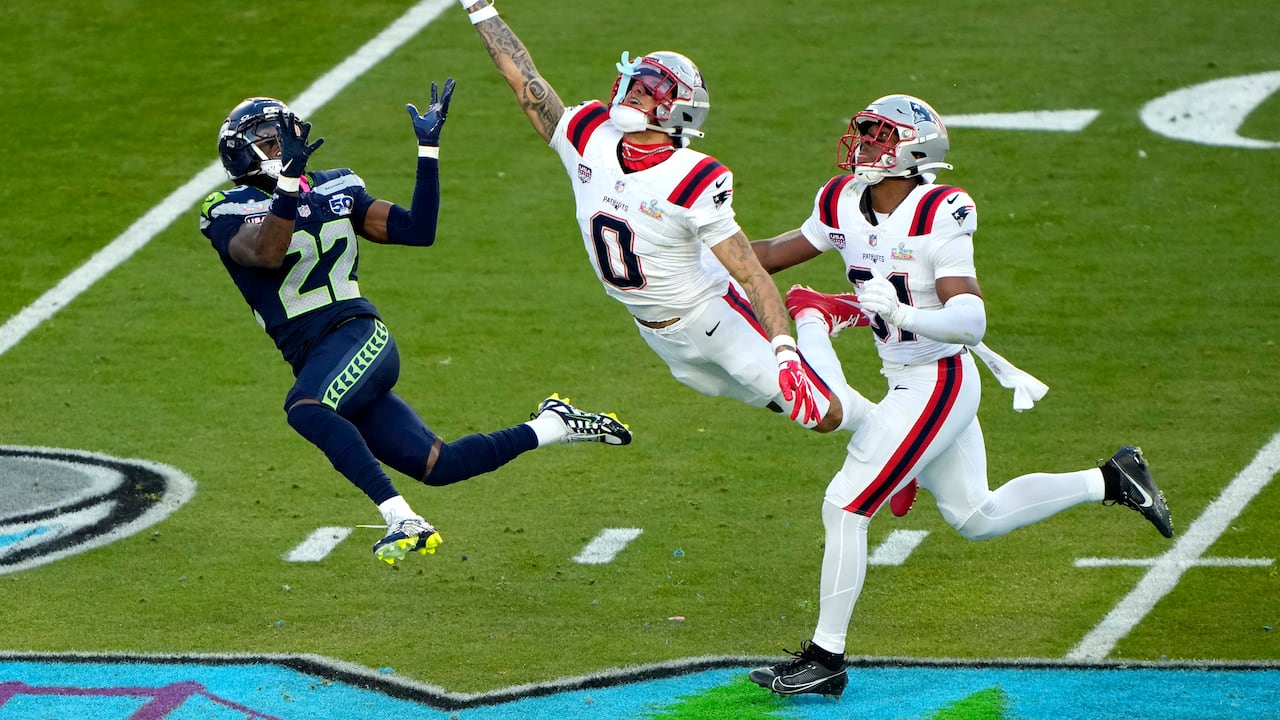 Christian González con su magia leyó muy bien la jugada y la cortó para evitar la anotación.