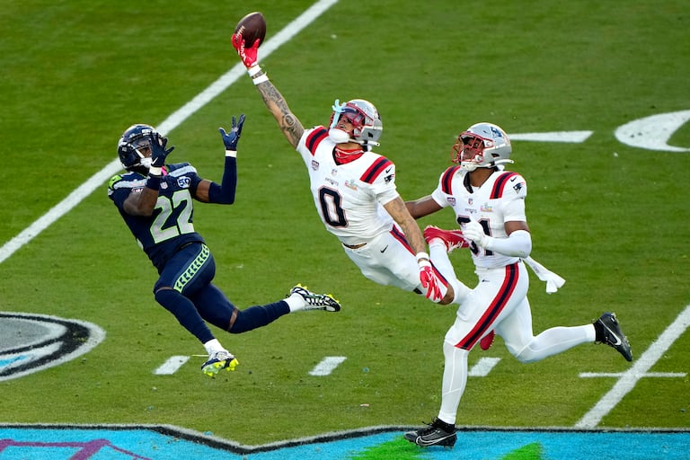 Christian González con su magia leyó muy bien la jugada y la cortó para evitar la anotación.