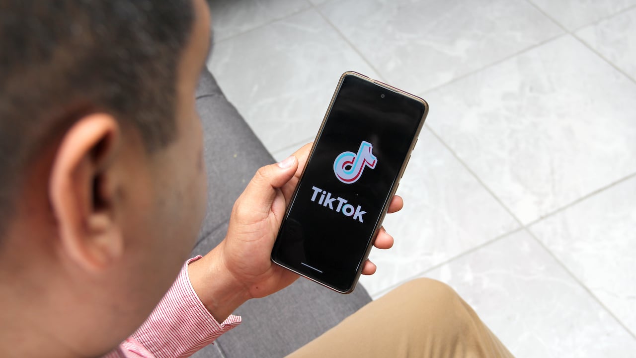 Francia abrió una investigación a la red social Tik Tok por posible inducción al suicidio.