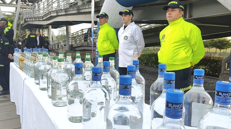 En dos barrios de Cali, la Policía Metropolitana incautó un gran número de botellas de licor adulterado.